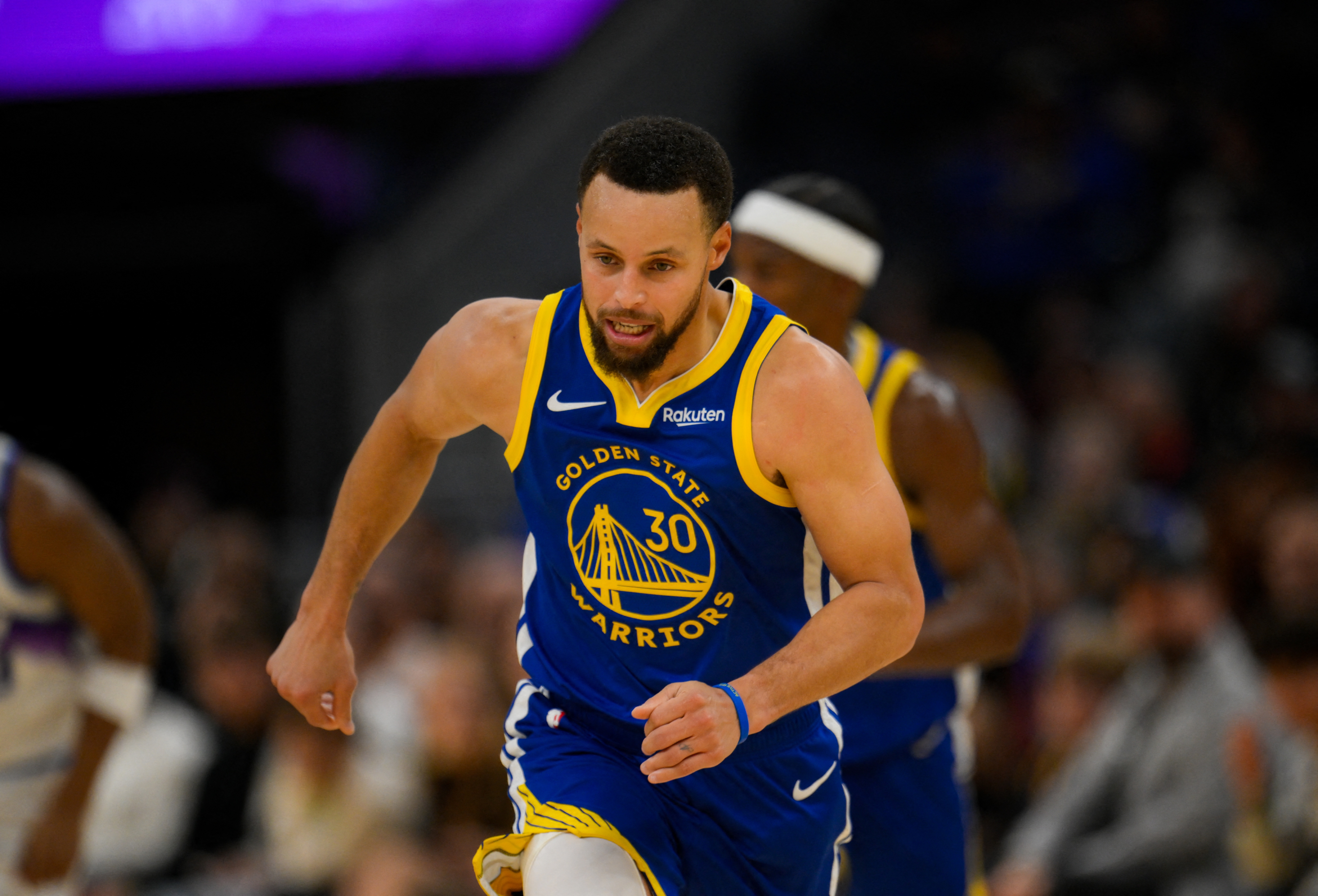 金年会平台-勇记：库里股四头肌挫伤 赛后在通道一瘸一拐&amp;显得有些疼痛